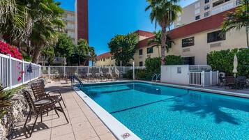 Piscine couverte, 2 piscines extérieures