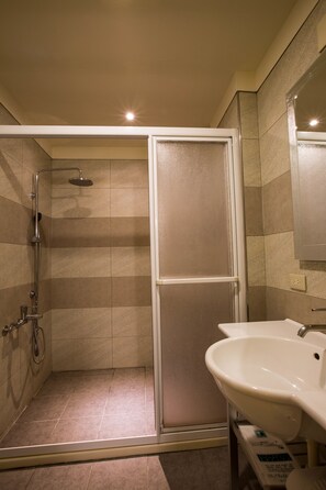 Duschwanne, kostenlose Toilettenartikel, Haartrockner, Hausschuhe