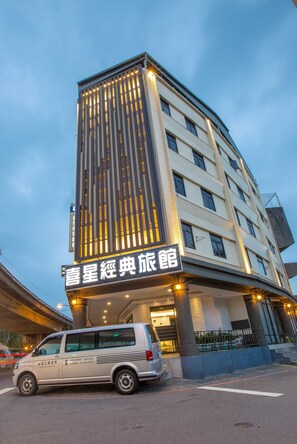 Front of property – evening/night - Luckynews Classic Hotel (Taoyuan City)