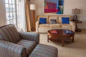 En 40-tommers Flatskjerm-TV med kabel-kanaler samt TV