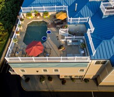 Una piscina al aire libre de temporada