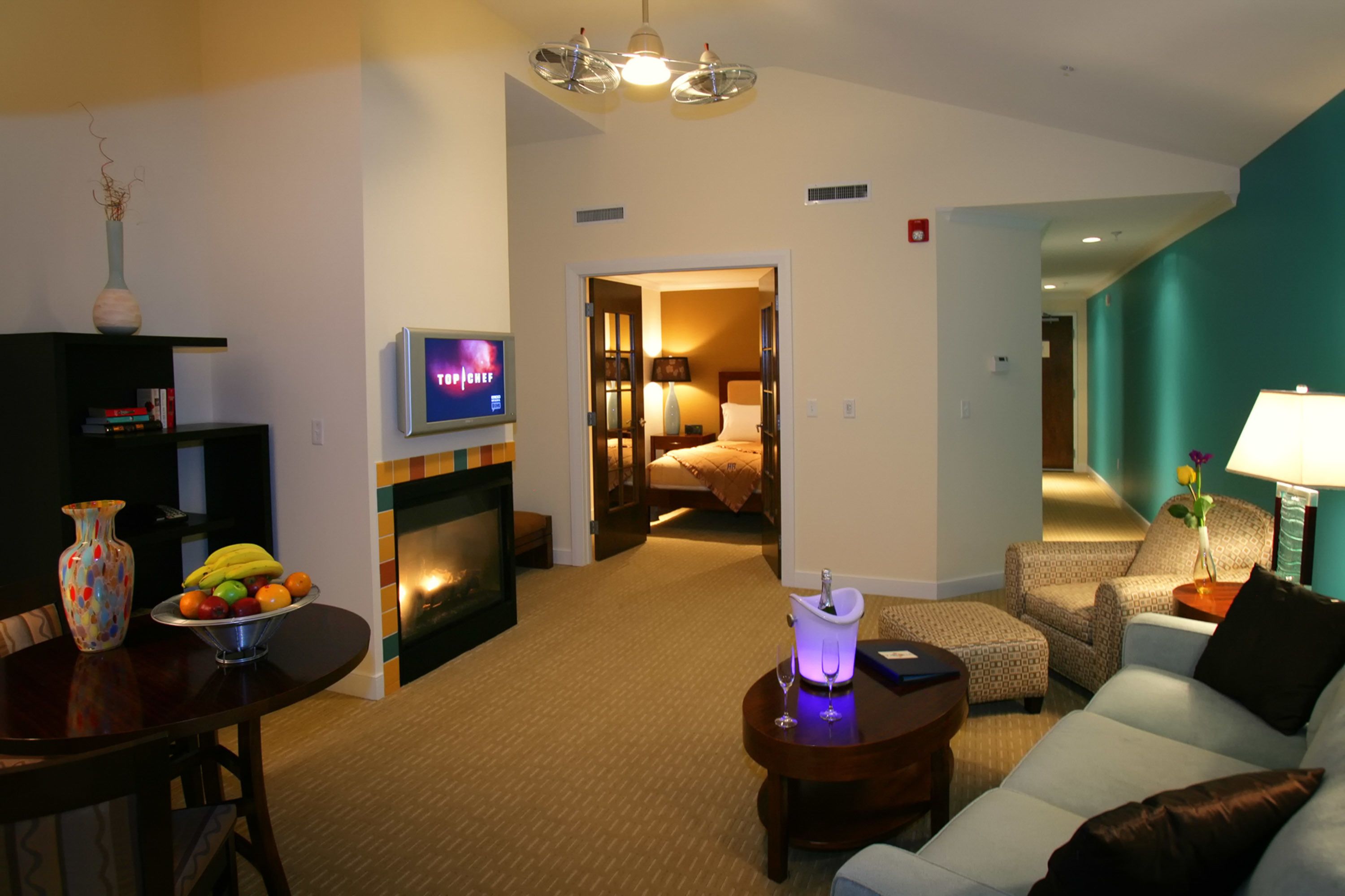 Suite Premium, 1 cama Queen size, balcón (Fireplace) | Área de sala de estar | Televisión de pantalla plana de 40 pulgadas con canales por cable 