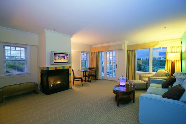 Suite Premium, 1 Tempat Tidur Queen, balkon (Fireplace) | Area keluarga | Televisi layar datar 40-inci dengan saluran TV kabel dan TV