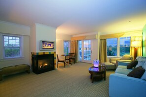 Suite – premium, 1 queensize-seng, balkong (Fireplace) | Oppholdsområde | En 40-tommers Flatskjerm-TV med kabel-kanaler samt TV