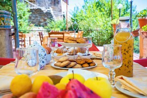 Petit déjeuner composé de spécialités régionales (5 EUR par personne)