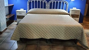 Habitación cuádruple | Escritorio, wifi gratis y ropa de cama