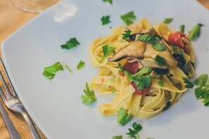 Lunsj og middag serveres