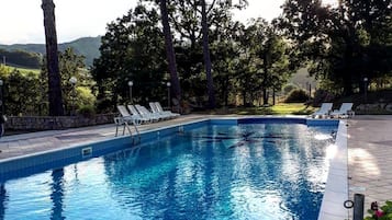 Piscina stagionale all'aperto, ombrelloni da piscina, lettini