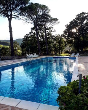 Piscine extérieure (ouverte en saison), parasols de plage