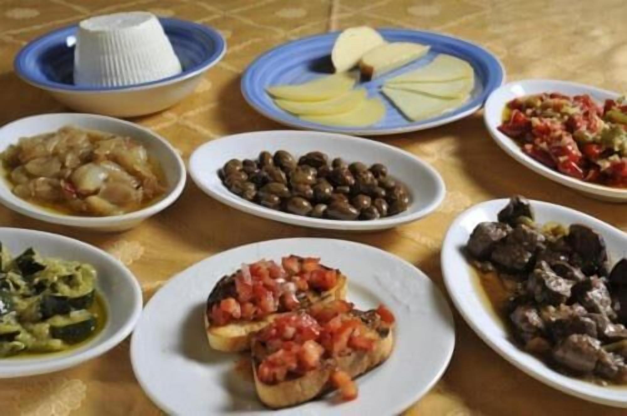 Une variété de plats sont disposés sur la table.