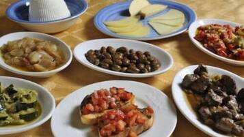 Une variété de plats sont disposés sur la table.
