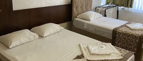 Family Room | In-room safe, desk, soundproofing, free WiFi