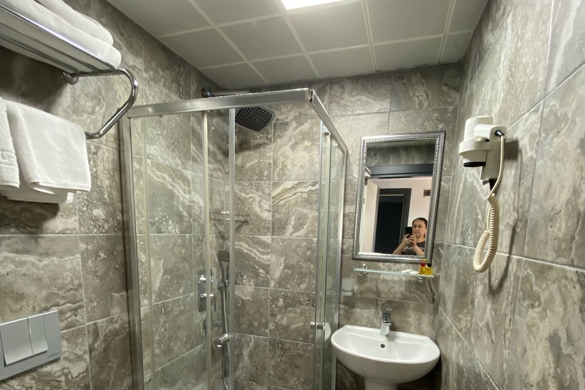 Tina con regadera, amenidades de baño gratuitas, secadora de cabello 