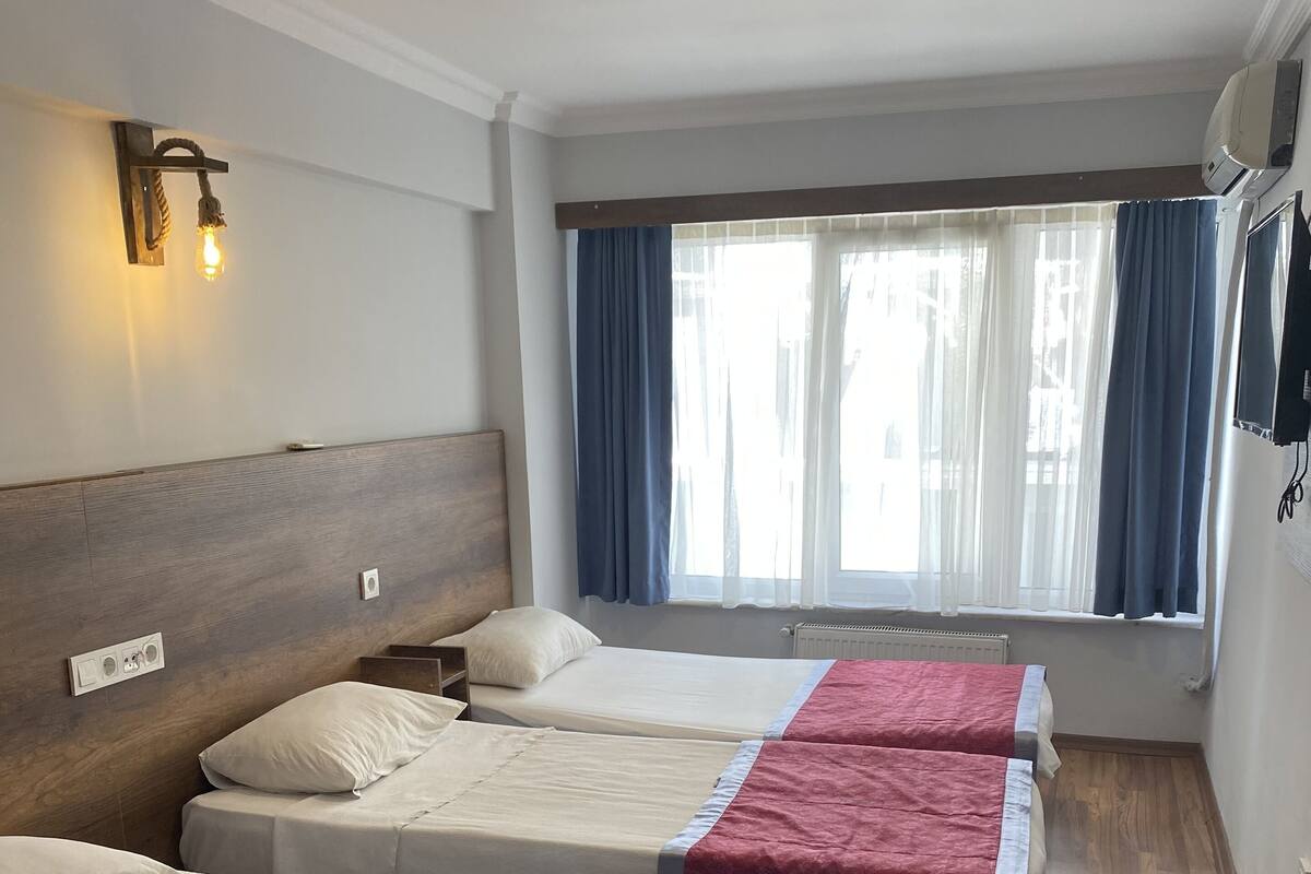 Habitación triple | Caja de seguridad en la habitación, escritorio y insonorización 