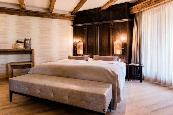 Suite, balkon | 1 slaapkamer, luxe beddengoed, een minibar, een kluis op de kamer