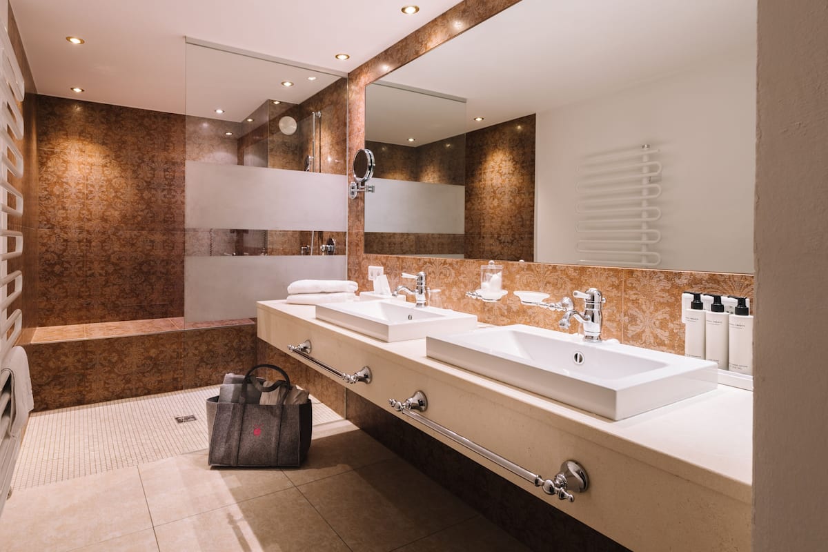 1 bedroom, premium bedding, minibar, in-room safe