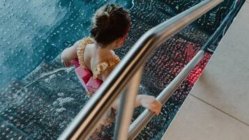 2 Innenpools, AuĂenpool, LiegestĂŒhle