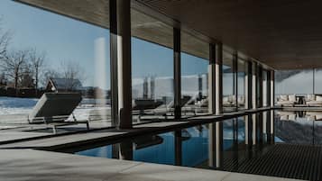 Innenpool, Außenpool, geöffnet von 07:00 Uhr bis 20:00 Uhr, Liegestühle