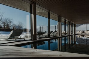 2 piscinas cubiertas, una piscina al aire libre, tumbonas