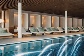 2 innendørsbassenger, utendørsbasseng og solsenger