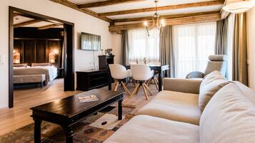 Suite - balkon | 1 soveværelse, premium-sengetøj, minibar, pengeskab på værelset