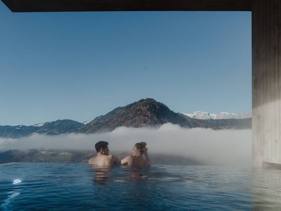 2 piscines couvertes, piscine extérieure, chaises longues