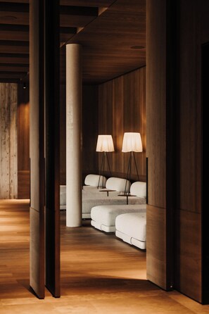 Salas de tratamiento para parejas, un sauna, una bañera de hidromasaje