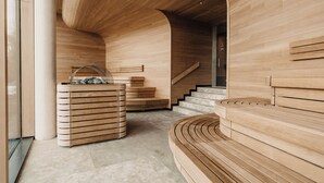 Ein modernes Interieur mit Holzvertäfelung, einer gebogenen Bank und einer Treppe.