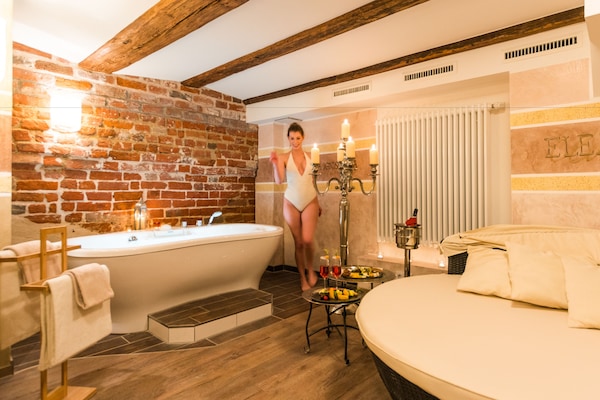 Couples treatment room(s), sauna, steam room, body treatments