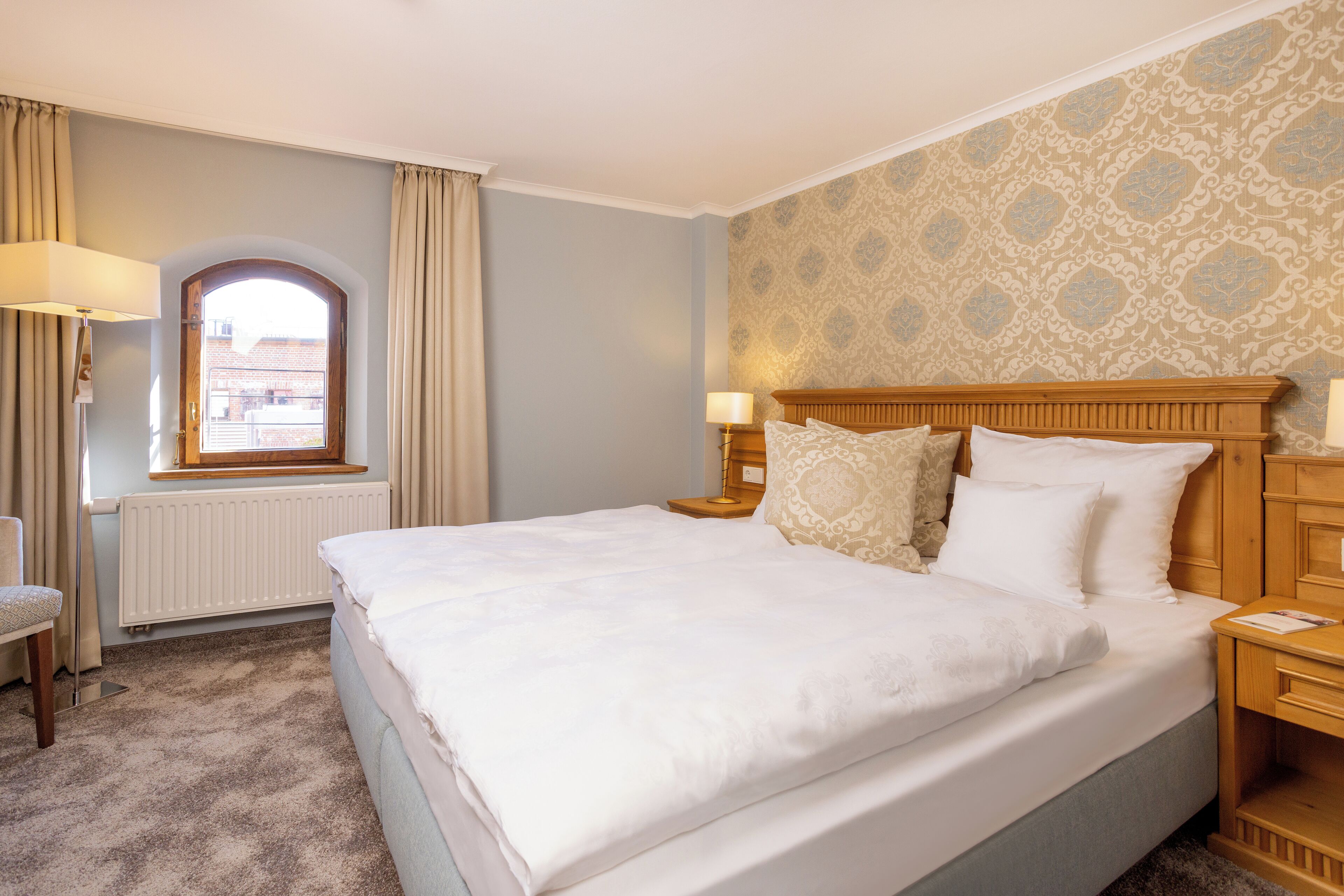 Standard-Suite | Allergikerbettwaren, Minibar, Zimmersafe, individuell eingerichtet