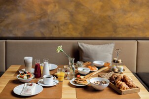 Se ofrece un desayuno bufé todos los días (por un coste adicional)
