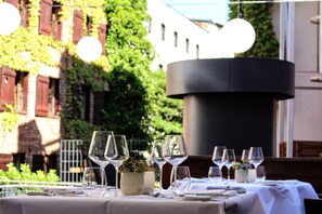 2 restaurants, breakfast, lunch, dinner served; Regional cuisine