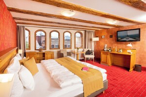 Standard Double Room | Hypo-allergenic bedding, minibar, in-room safe, individually furnished