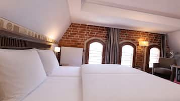 Kamar Double atau Twin Comfort | Seprai antialergi, minibar, dan brankas