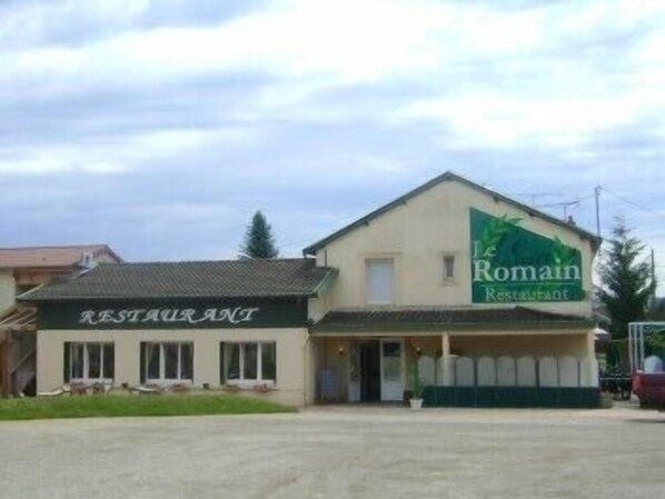 A building with a sign that reads "Le Romain Restaurant." - Hôtel Le Richevaux (Neufchateau)