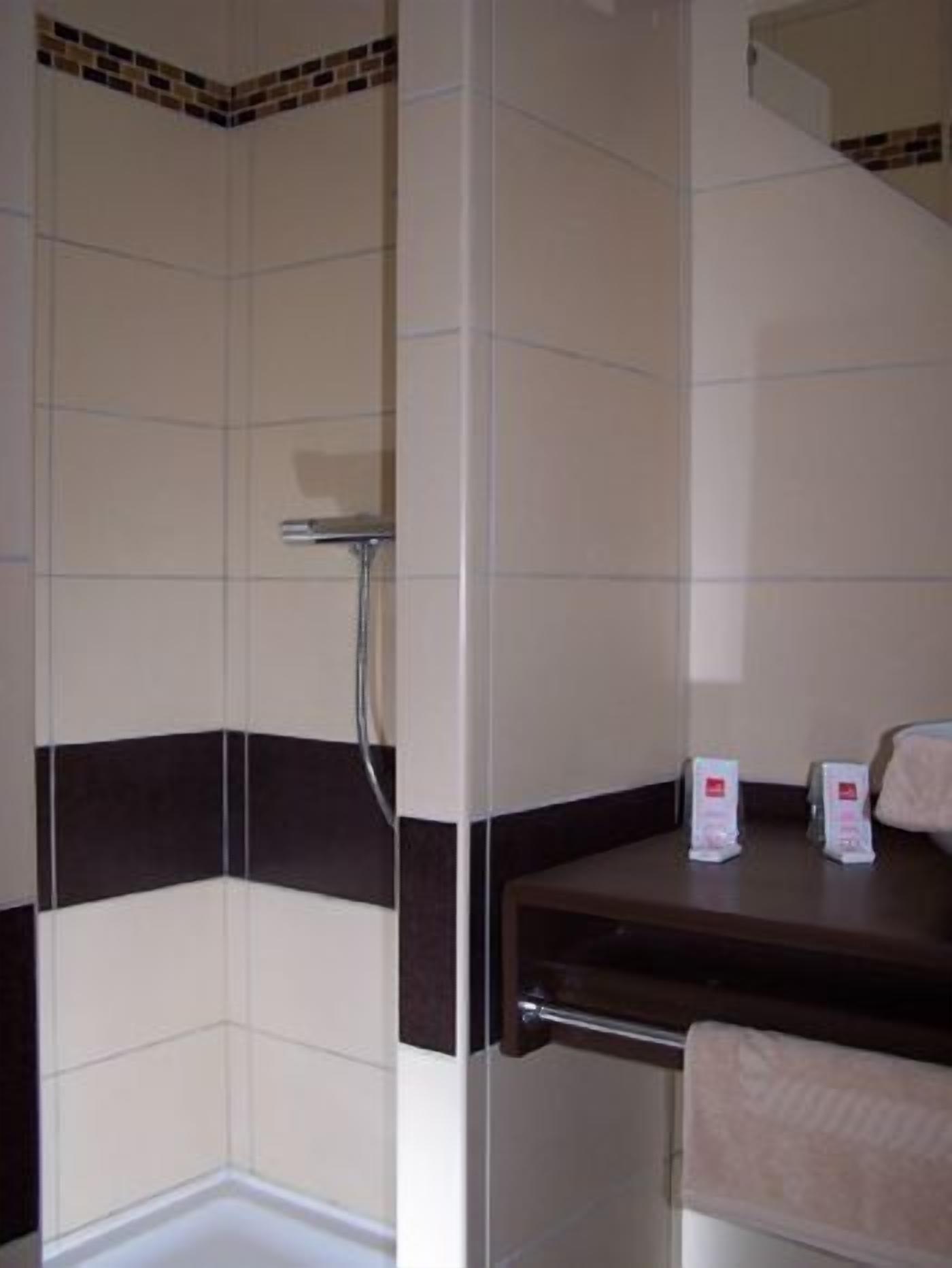 single room | bathroom | combined shower/bathtub, free toiletries, hair dryer