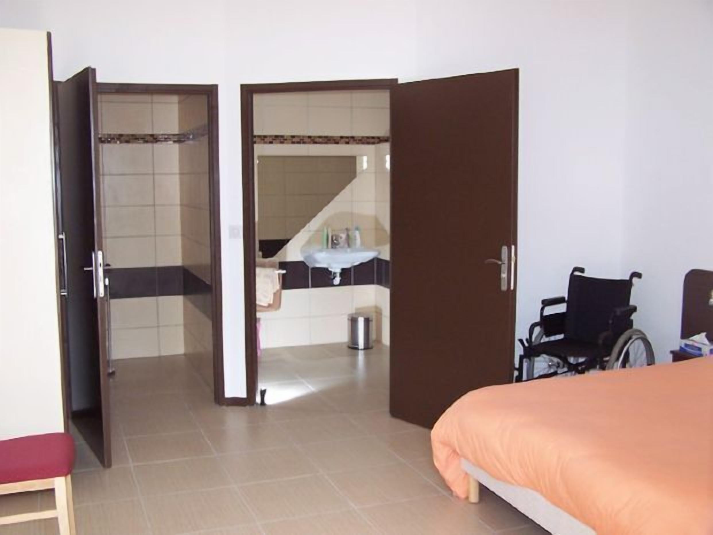 Kamar Triple | Meja kerja, setrika/meja setrika, dan Wi-Fi gratis