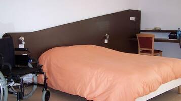 Triple Room | Desk, iron/ironing board, free WiFi