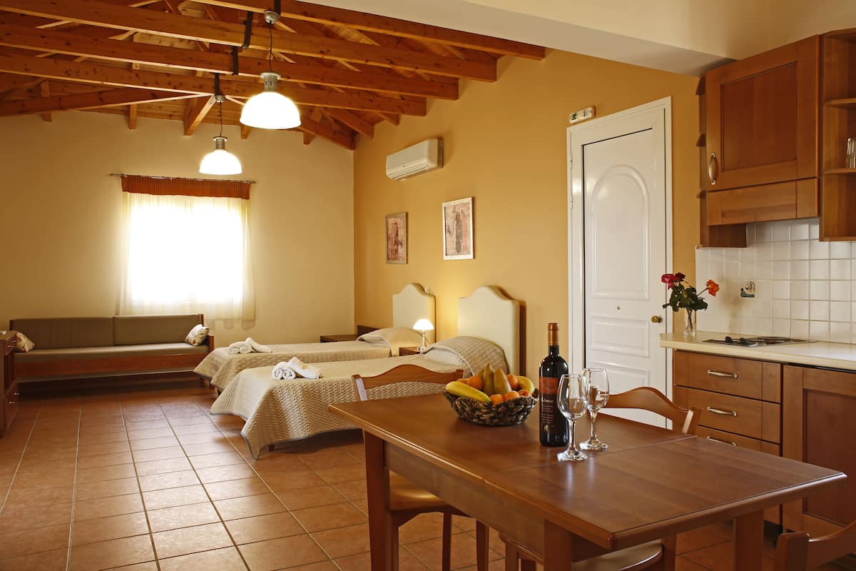 In-room safe, WiFi (free), bed sheets