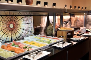 Tägliches Frühstücksbuffet (22 EUR pro Person)