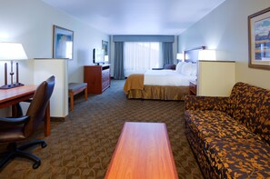 Suite, 1 Tempat Tidur King dengan tempat tidur Sofa, akses difabel (Transfer Shower) | Brankas, tirai kedap cahaya, setrika/meja setrika, dan Wi-Fi gratis