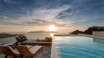 Vila grand, piscina particular | Área de estar | TV 24 polegadas com canais digitais