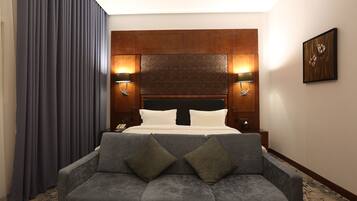 Deluxe Room King | Minibar, in-room safe, desk, soundproofing