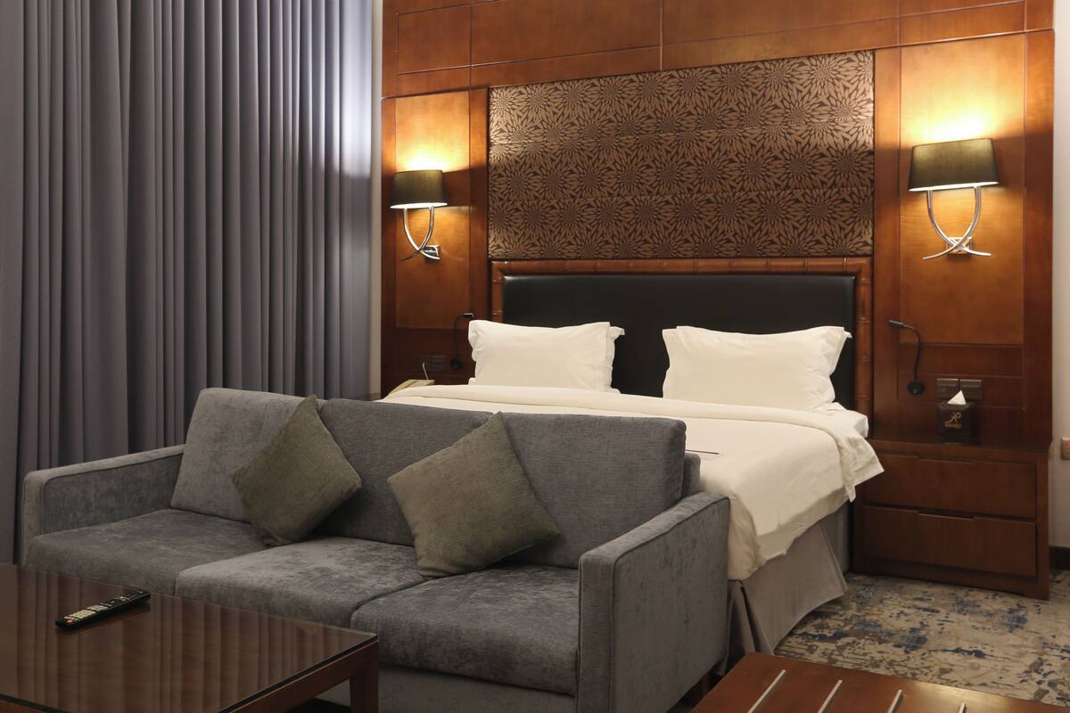 Executive Suite Room | Frigobar, cofres nos quartos, escrivaninha, quartos à prova de som