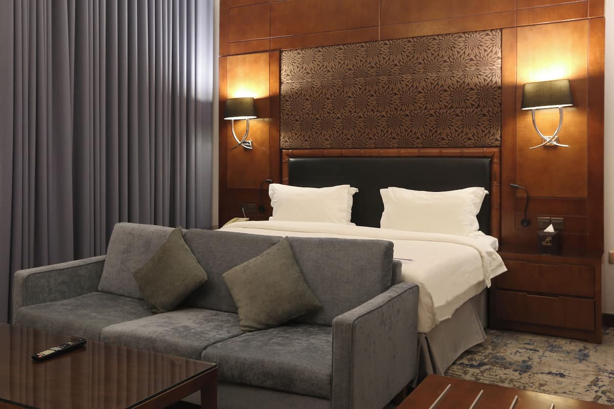 Executive Suite Room | Minibar, in-room safe, desk, soundproofing