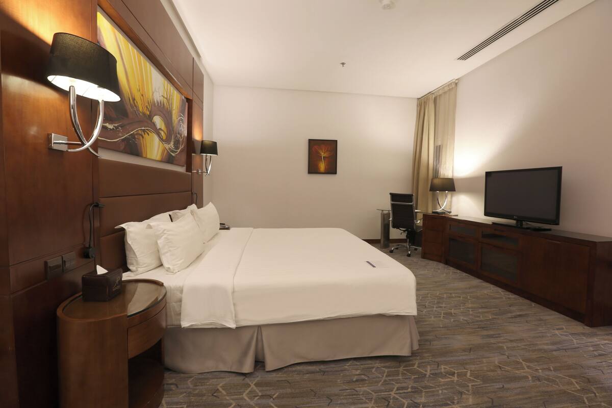Club Suite | Frigobar, cofres nos quartos, escrivaninha, quartos à prova de som