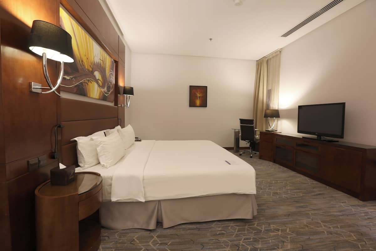Club Suite | Minibar, caja de seguridad en la habitación y escritorio