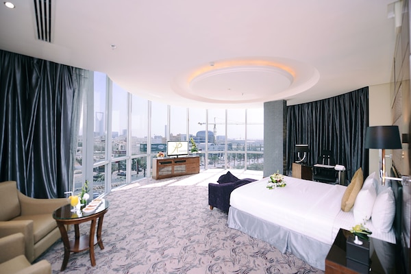 ميني بار وخزنة داخل الغرفة ومكتب وتجهيزات عازلة للصوت