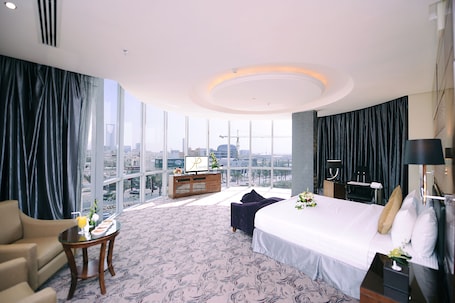 Panoramic Suite | Minibar, in-room safe, desk, soundproofing