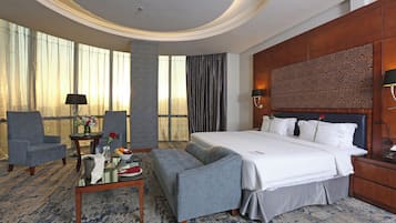 Panoramic Suite | Minibar, in-room safe, desk, soundproofing